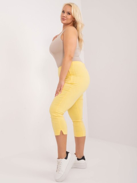 Jasnożółte dopasowane spodnie 3/4 plus size Jasnożółte dopasowane spodnie 3/4 plus size