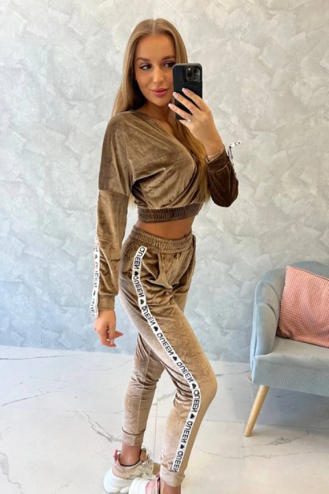 Komplet welurowy z napisem Queen cappuccino Komplet welurowy z napisem Queen cappuccino