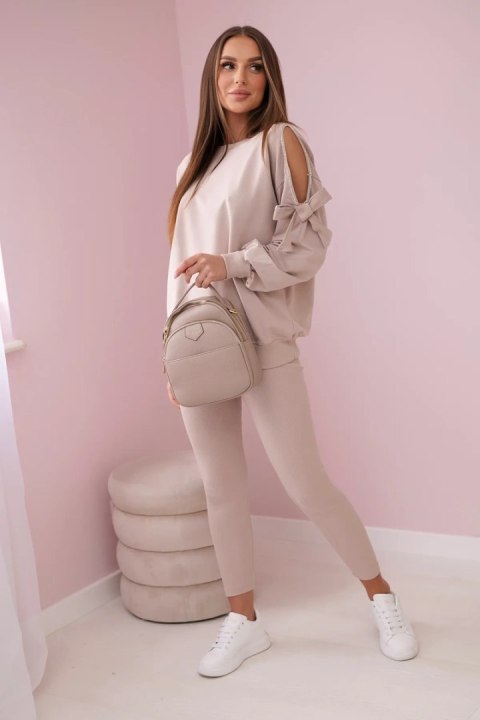 Komplet bluzy z kokardą na rękawach i legginsów beżowy Komplet bluzy z kokardą na rękawach i legginsów beżowy