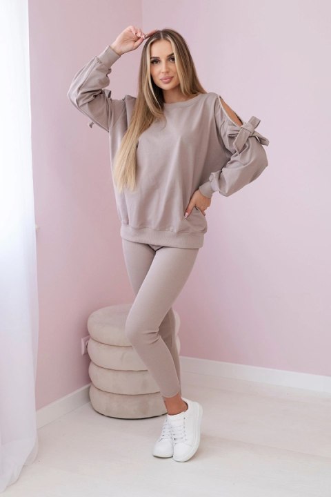 Komplet bluzy z kokardą na rękawach i legginsów ciemny beżowy Komplet bluzy z kokardą na rękawach i legginsów ciemny beżowy