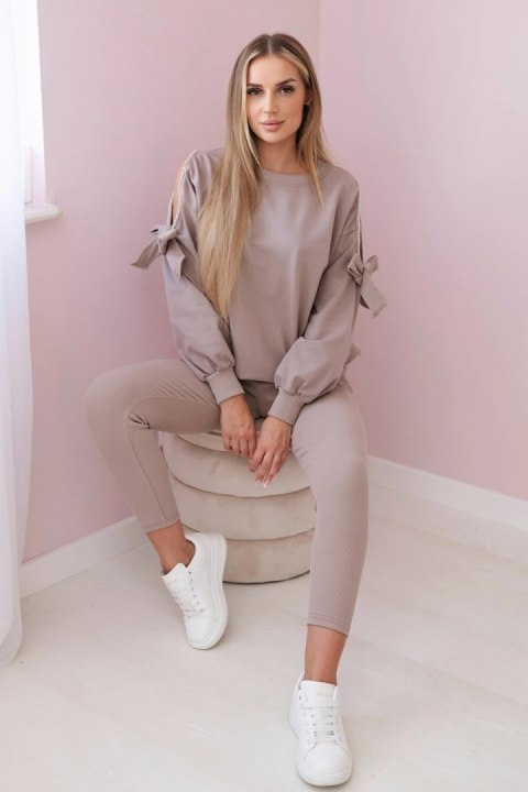 Komplet bluzy z kokardą na rękawach i legginsów ciemny beżowy Komplet bluzy z kokardą na rękawach i legginsów ciemny beżowy