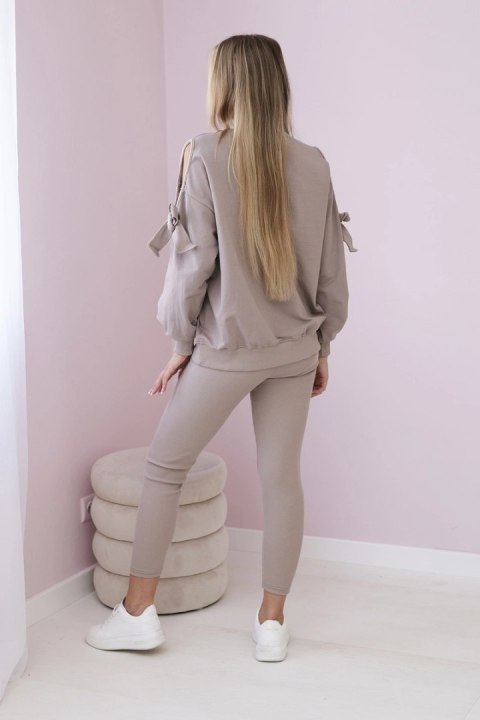 Komplet bluzy z kokardą na rękawach i legginsów ciemny beżowy Komplet bluzy z kokardą na rękawach i legginsów ciemny beżowy