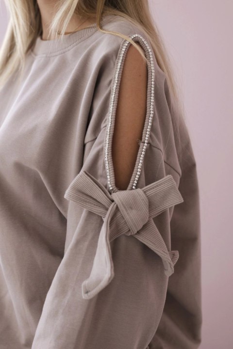 Komplet bluzy z kokardą na rękawach i legginsów ciemny beżowy Komplet bluzy z kokardą na rękawach i legginsów ciemny beżowy