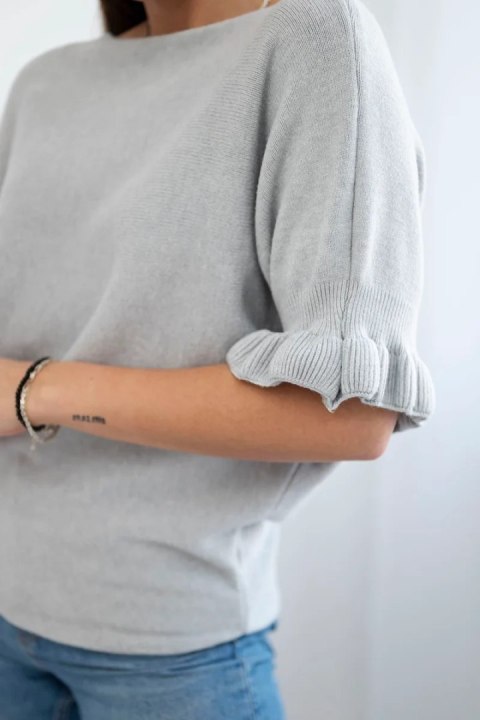Sweter z falbanką na rękawie szary Sweter z falbanką na rękawie szary