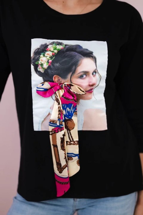 Bluzka z grafiką i kolorową kokardą 3D czarna Bluzka z grafiką i kolorową kokardą 3D czarna
