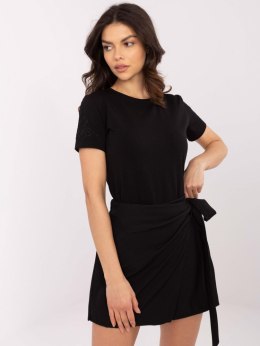 Czarny damski t-shirt o dopasowanym kroju