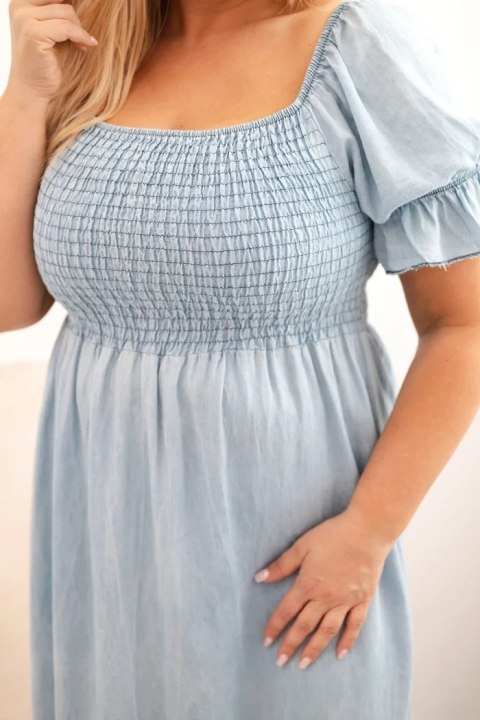 Sukienka damska plus size z krótkim rękawem i marszczeniem z tencelu maxi jasno jeansowa Sukienka damska plus size z krótkim rękawem i marszczeniem z tencelu maxi jasno jeansowa