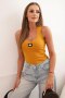 Bluzka damska prążkowana na ramiączkach z ozdobną naszywką musztardowa