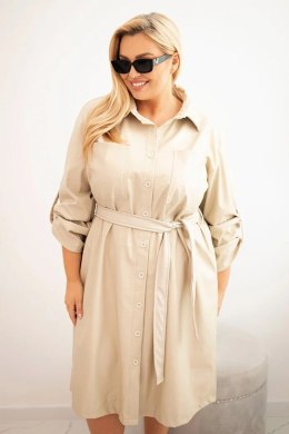 Sukienka damska z eko-skóry Plus Size z paskiem i kołnierzykiem beżowa