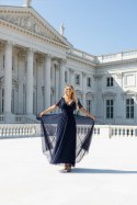 635-3 MELANIA długa błyszcząca suknia z dekoltem i krótkim rękawkiem - granatowa