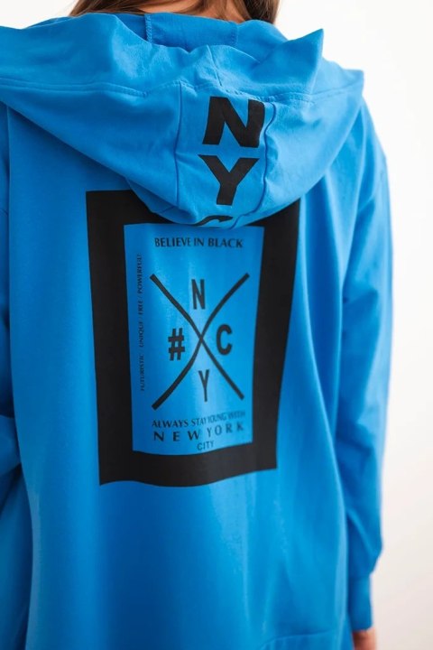 Narzutka z kapturem oversize chabrowy