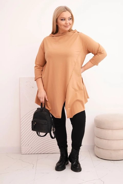 Bluzka damska bawełniana Plus Size asymetryczna z podwijanym rękawem jasno camelowa