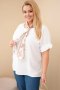 Bluzka damska wiskozowa Plus Size z krótkim rękawem i ozdobną apaszką biała