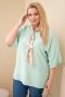 Bluzka damska wiskozowa Plus Size z krótkim rękawem i ozdobną apaszką ciemno miętowa
