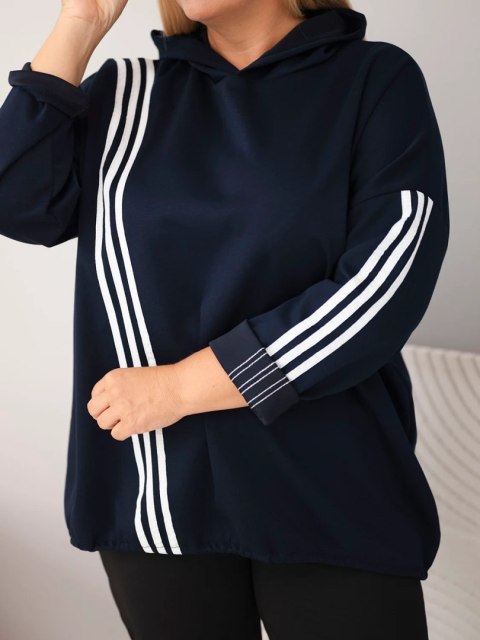 Bluza damska Plus Size wiskozowa z kapturem i ozdobnymi paskami granatowa