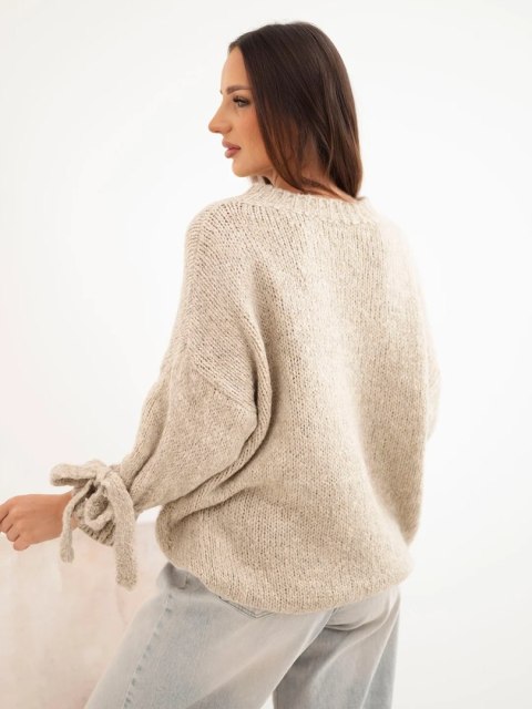 Sweter damski oversize z wiązaniami przy rękawach ciemny beżowy