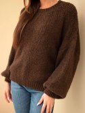 Sweter damski oversize z okrągłym dekoltem i ściągaczem brązowy