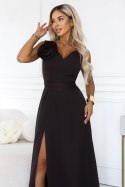 669-5 Romantyczna sukienka maxi z kwiatem na ramieniu i rozcięciem - czekoladowy brąz