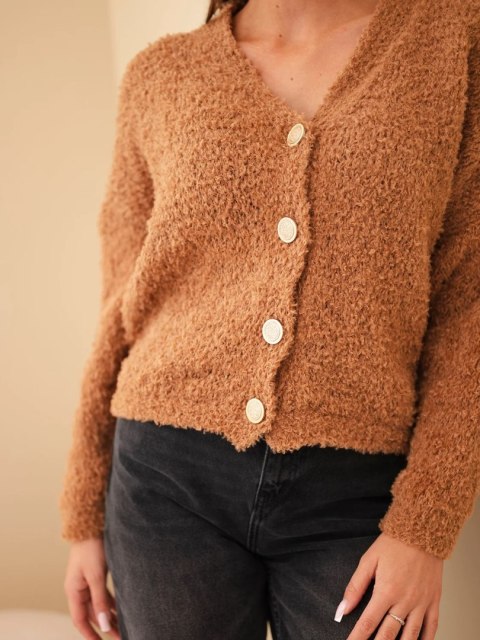 Sweter damski z moherem z ozdobnymi guzikami camelowy