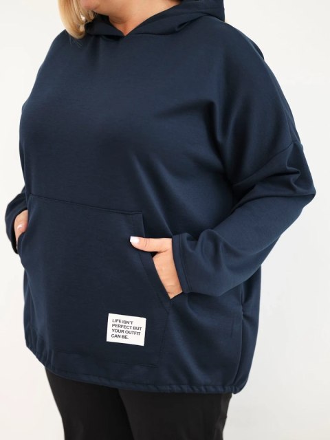 Bluza damska Plus Size masełko z kapturem i kieszenią kangurką granatowa