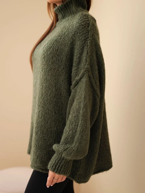 Sweter damski oversize z dodatkiem wełny z golfem i szerokimi rękawami khaki