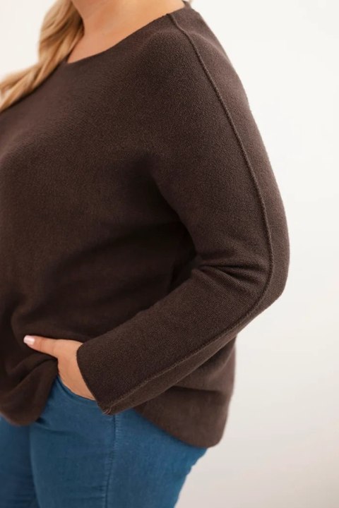 Sweter damski plus size z dekoltem łódką brązowy