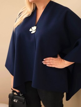 Narzutka damska ponczo Plus Size z broszką granatowa