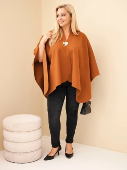 Narzutka damska ponczo Plus Size z broszką karmelowa