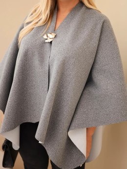 Narzutka damska ponczo Plus Size z broszką szara