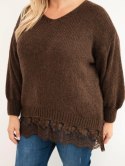 Sweter damski Plus Size z koronkowym dołem brązowy