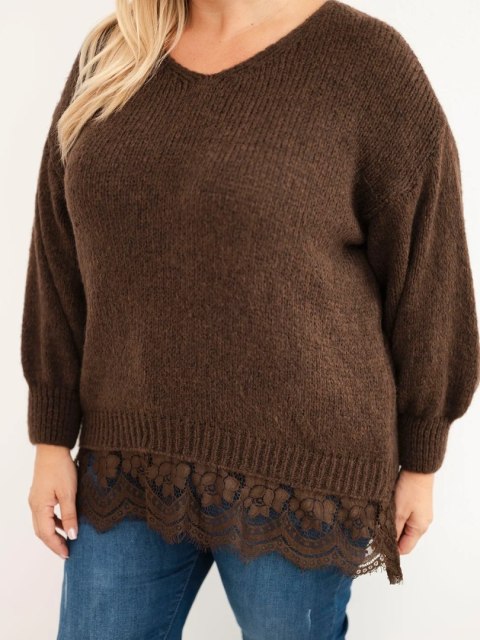 Sweter damski Plus Size z koronkowym dołem brązowy