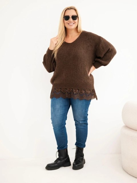 Sweter damski Plus Size z koronkowym dołem brązowy
