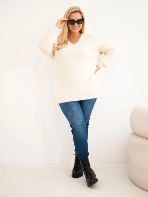Sweter damski Plus Size z wełną z dekoltem V beżowy
